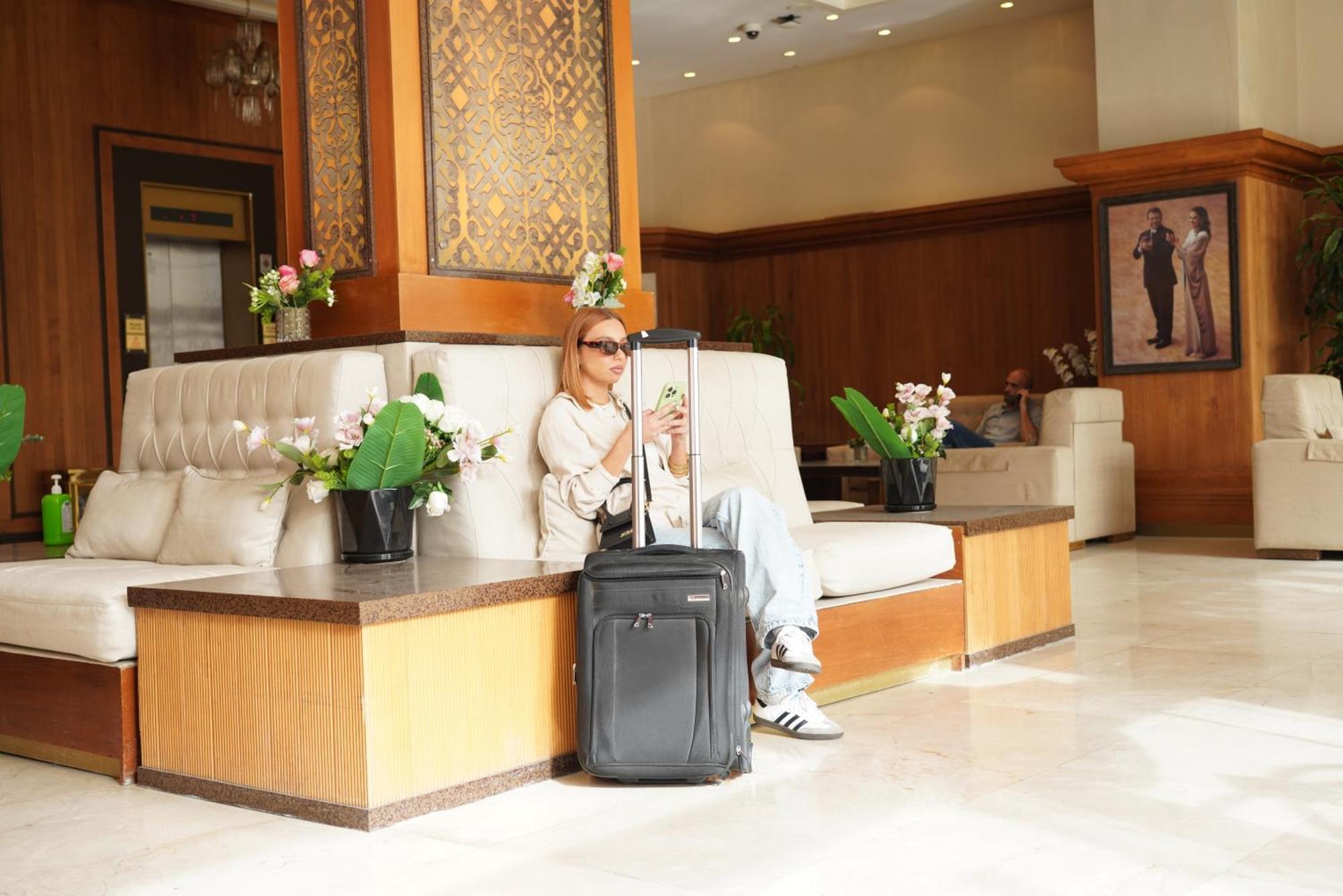 Thousand Nights Hotel Ammán Exteriér fotografie A woman with a suitcase