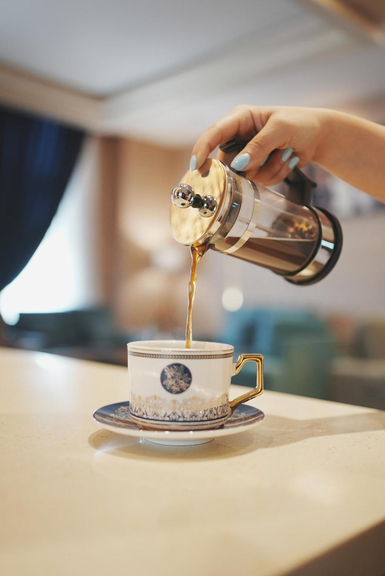 Thousand Nights Hotel Ammán Exteriér fotografie Coffee being poured from a French press