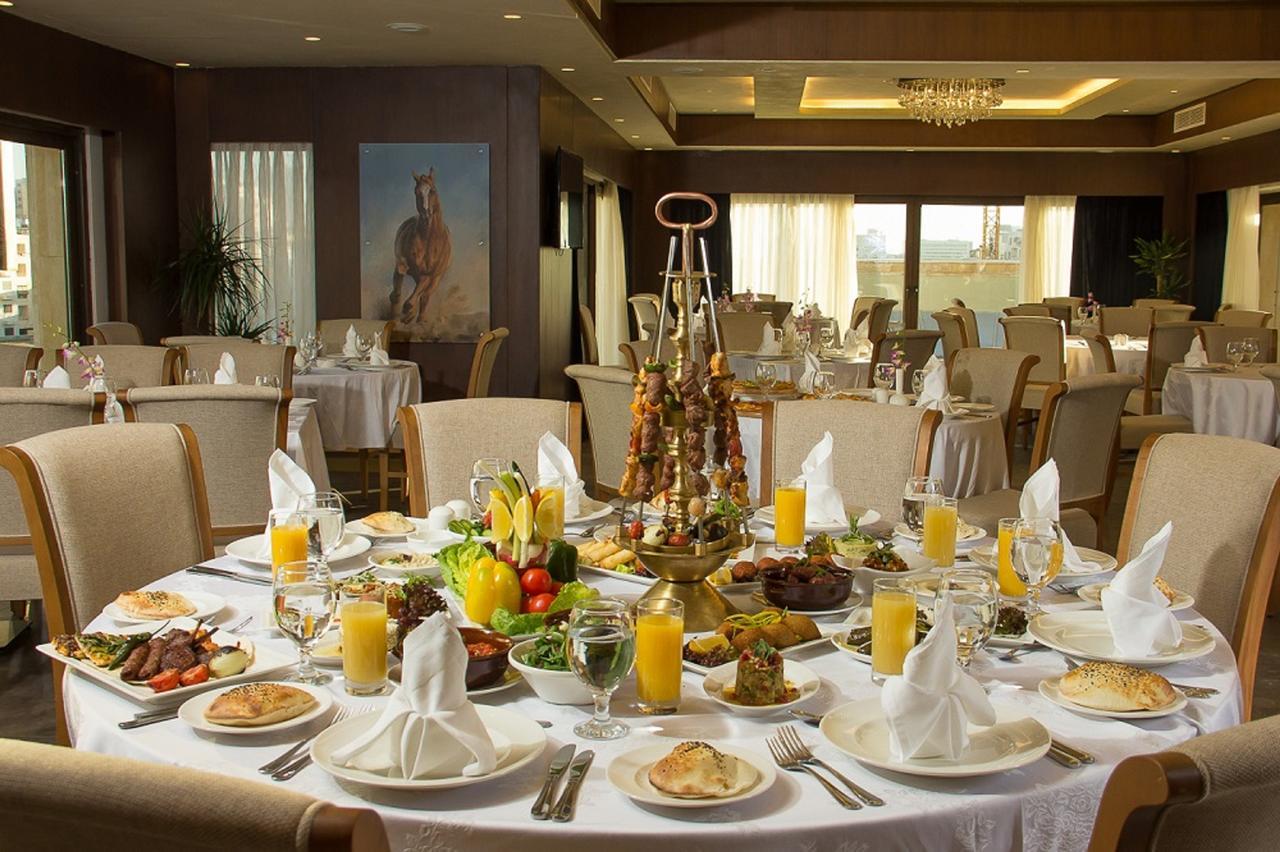 Thousand Nights Hotel Ammán Exteriér fotografie A table set for a meal