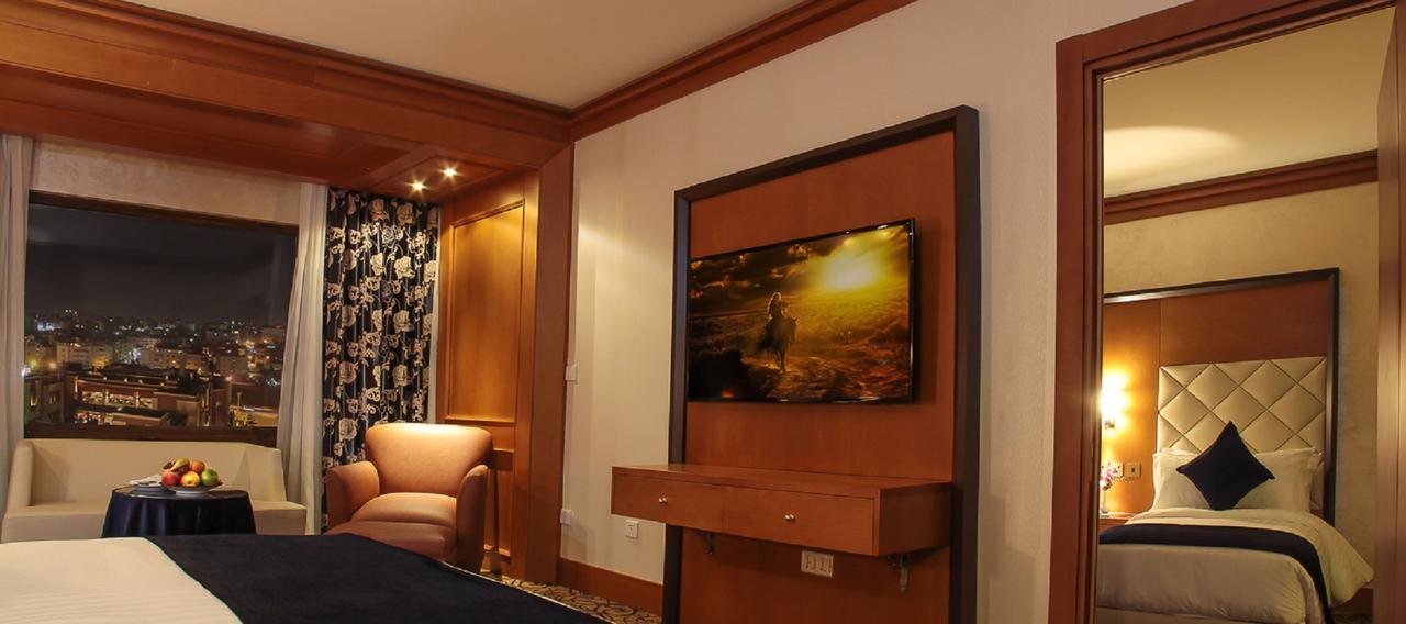 Thousand Nights Hotel Ammán Exteriér fotografie A television in a hotel room