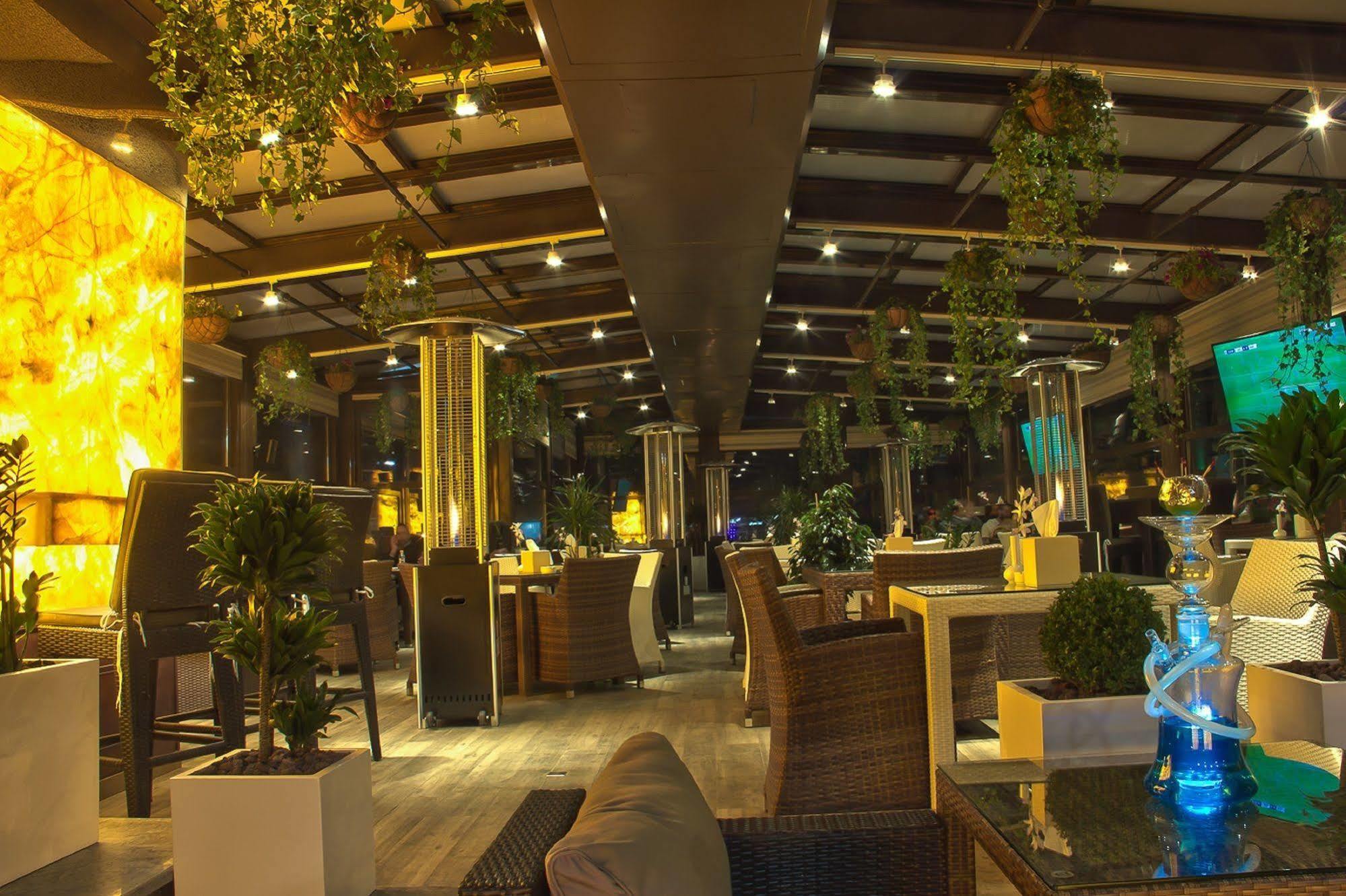 Thousand Nights Hotel Ammán Exteriér fotografie The interior of the restaurant